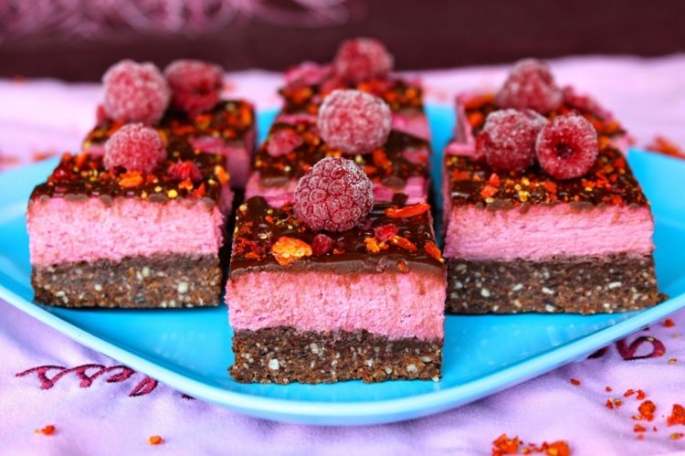 nízkosacharidová-čokoládová-torta-maliny-sušienky-nutella-sušienky-jednoduché-jogurt-krém-oplátky-poleva-ovocie