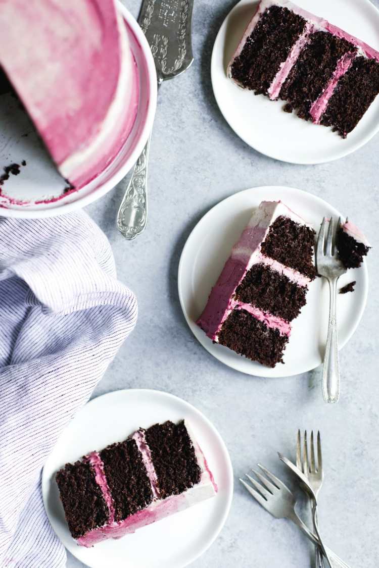 nízko-sacharidová-čokoládová-torta-bezlepková-kakaová-prášková poleva-poleva-ovocné-kúsky-jednoduchá-tanierová vidlička