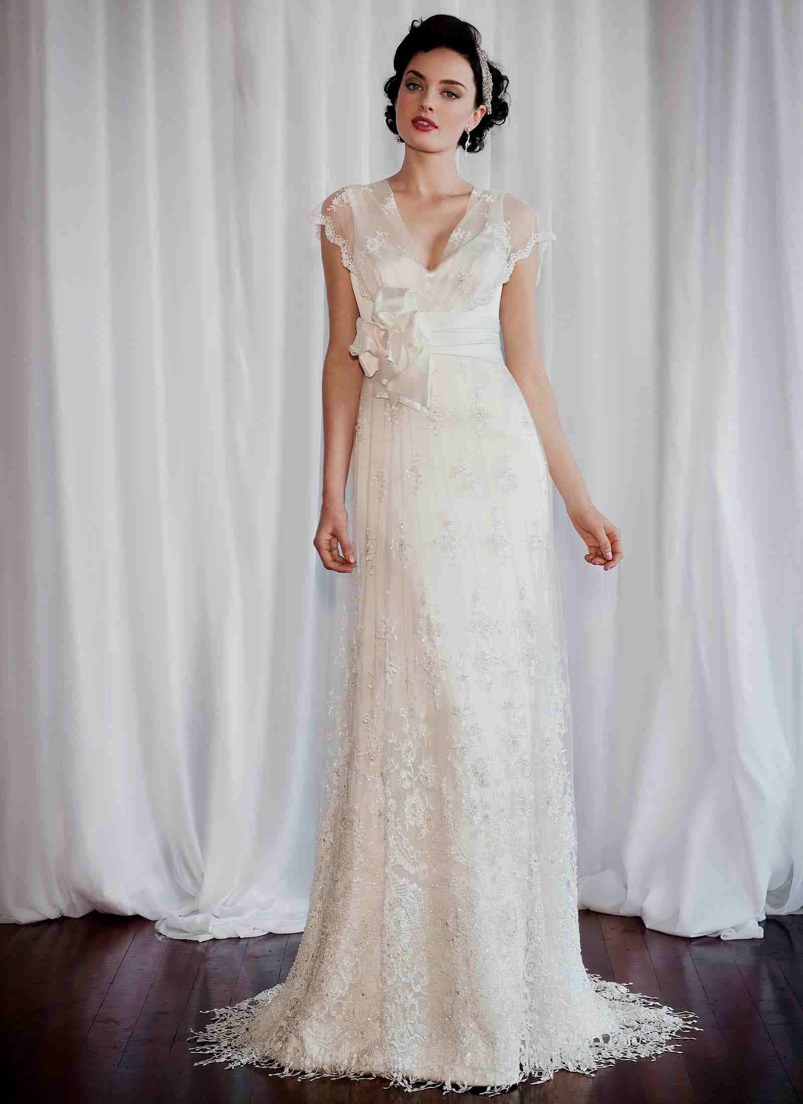 Ležérne svadobné šaty vintage vzhľad pierka detaily svadobný účes retro vzhľad vlasové doplnky