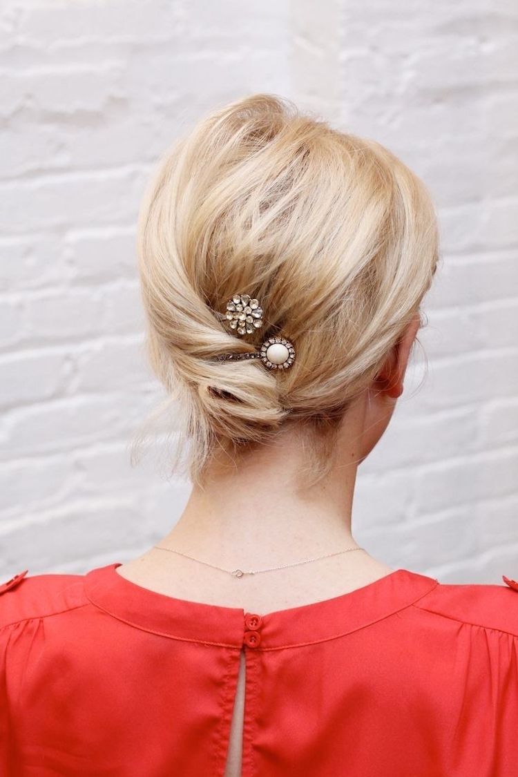 ležérne-updos-stredne dlhé-vlasy-vlasové doplnky-vlásenka