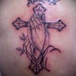 татуировка за мъже # 588 е готина версия на модела, която може успешно да се използва за преразглеждане и приложение като татуировка на китката за мъже