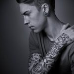 татуировка за мъже # 866 е готина версия на модела, която може успешно да се използва за обработка и прилагане като татуировка на латински за мъже