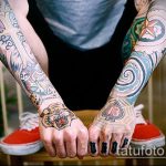 татуировка за мъже # 431 е интересна версия на модела, която може успешно да се използва за трансформиране и прилагане като татуировка на латински за мъже