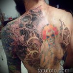 татуировка за мъже # 895 е готина версия на модела, която може успешно да се използва за преразглеждане и прилагане като татуировка на латински за мъже