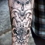 татуировка за мъже # 404 е готина версия на модела, която може успешно да се използва за промяна и приложение като татуировка на латински за мъже