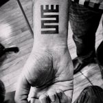 татуировка за мъже # 551 е готина версия на модела, която може успешно да се използва за преразглеждане и прилагане като татуировка на латински за мъже