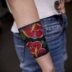 татуировка за мъже # 34 е готина версия на модела, която може да се използва добре за трансформиране и прилагане като татуировка на китката за мъже