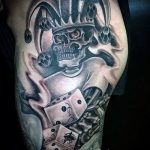 татуировка за мъже # 738 е достойна версия на рисунка, която може лесно да се използва за преразглеждане и приложение като мъжки татуировки