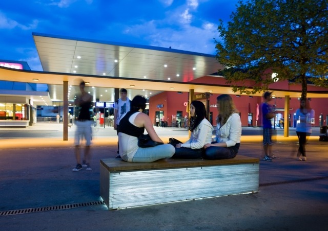 Lunacrete-Lichtbeton-SOLI-bench-Austria-wood-plate