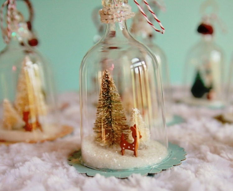 Ozdoby v skle pôsobia veľmi romanticky dekorácia na vianočné snehové gule dizajn fľaše jelenej jedle