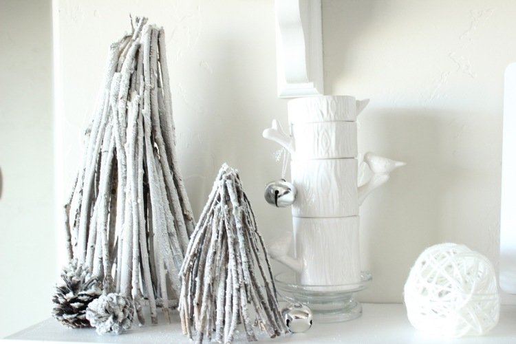 Šišky a paličky nastriekajte na bielo a vytvarujte ich ako ozdobu deco-vianočné drotárstvo-lacné-lacné-stolné-dekorácie-biele-palice-šišky