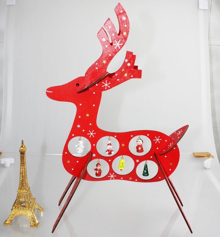 jeleň z červeného kartónu zdobený ozdobami deco-vianočné drotárstvo-lacné-lacné-jeleň-kartón-červená
