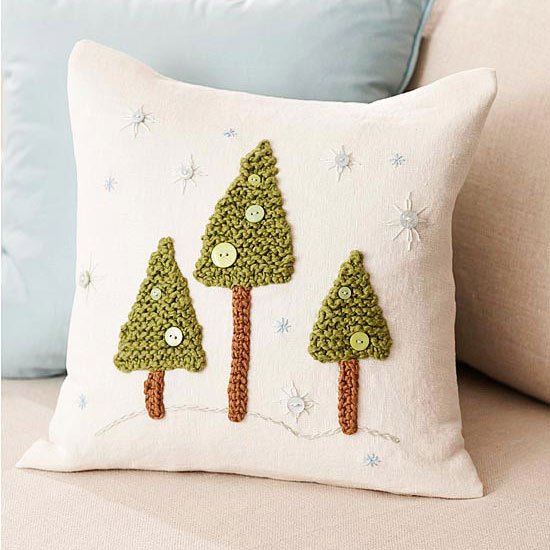 Vankúše s vianočnými motívmi-vyšíva jedľa Vankúš vianočné motívy-vyšívanie gombíkov jedlí