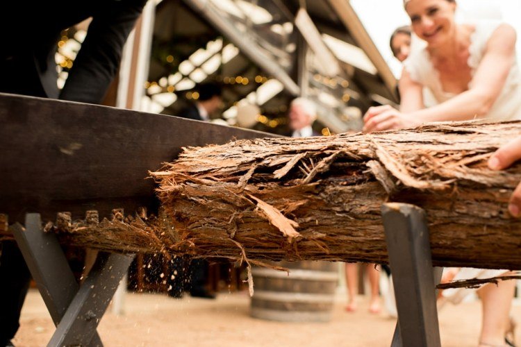 vtipné svadobné hry-hranie-stromov-zrezávanie guľatiny-symbolicky-vydávanie sa