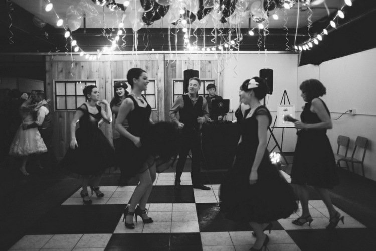 zábavné-svadobné-hry-balón-tanečné-kreslo-tanec-alternatívne-hosťovské predstavenia