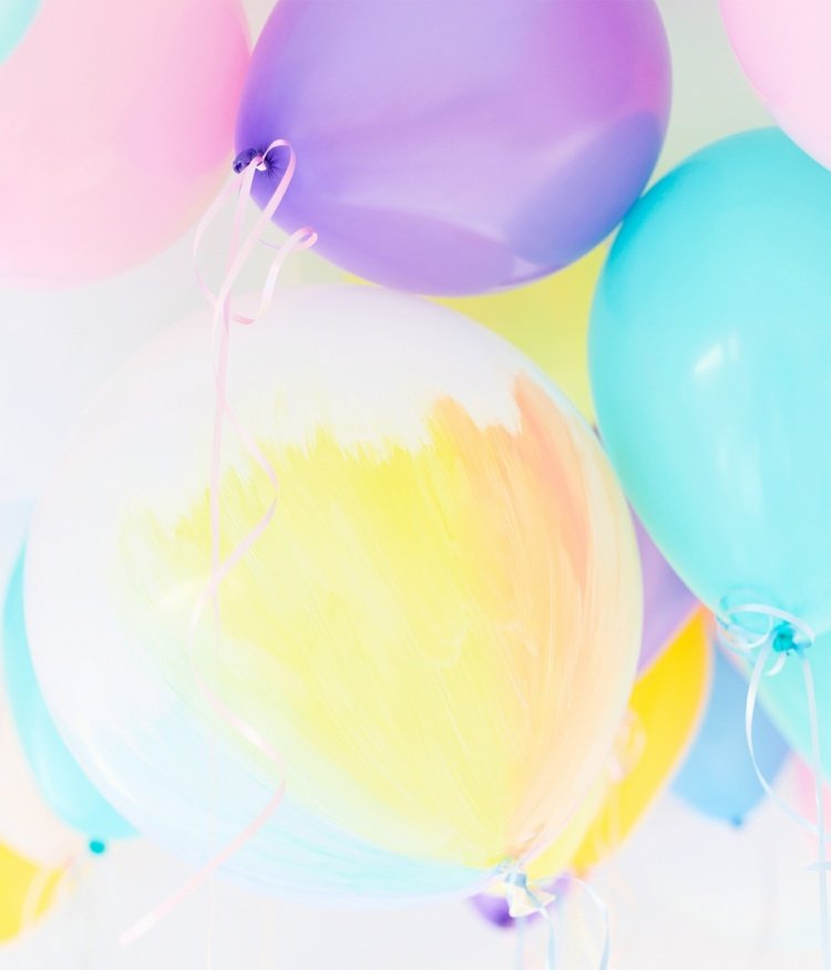 vtipné-svadobné-hry-zaviazané oči-ženích-balón-piercing