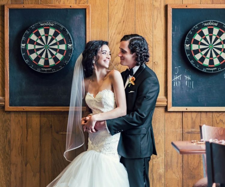 vtipné-svadobné-hry-ženích-kŕmenie-obliečky-romper-detská výživa