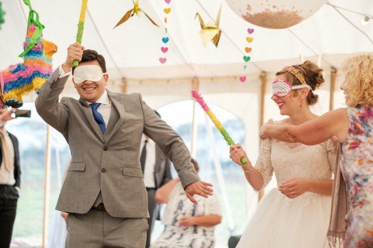 vtipné nápady na svadobné hry-pinata-nevesta-ženích