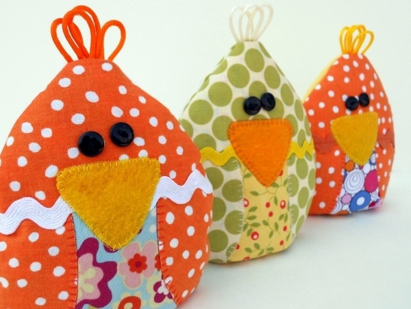 Veľkonočné kuriatka ako plyšové hračky vyrábajú darčeky z lacných materiálov