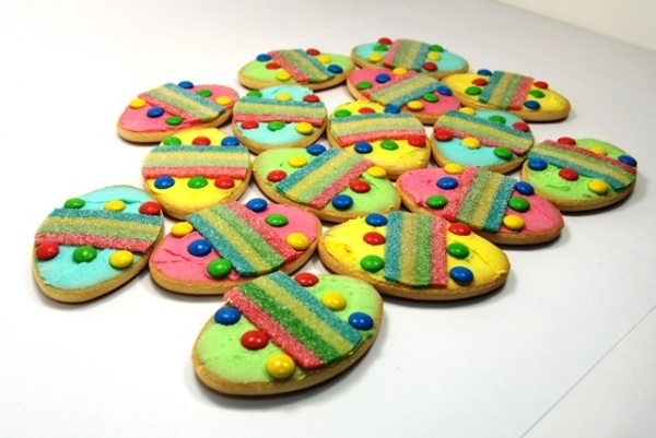 Lahodné veľkonočné recepty Farebné perníčky v tvare veľkonočných vajíčok