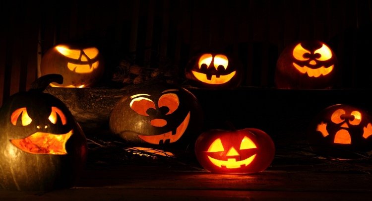Tekvicové grimasy strašidelné vtipné zdviháky alebo lampióny na halloweensku noc