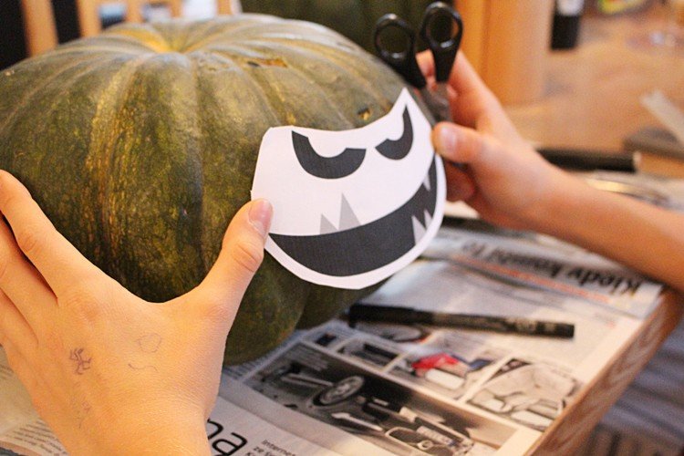 Na vyrezávanie na halloween použite tekvicovú šablónu