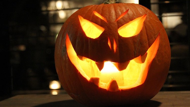 Zlá tekvica vyrezávaná halloweenska jack-O'-lampa
