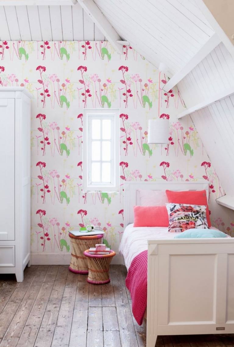 detská izba-dievča-šikmý-strop-stena-dizajn-tapeta-jemné-kvety-kvetinový vzor