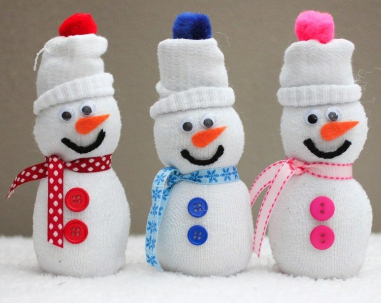 Malých snehuliakov ako ozdobu ľahko vykúzlite zo starých, bielych ponožiek snehuliak drotárske ponožky-biele-gombíky-krútiť očami-plsť-stužky-klobúky