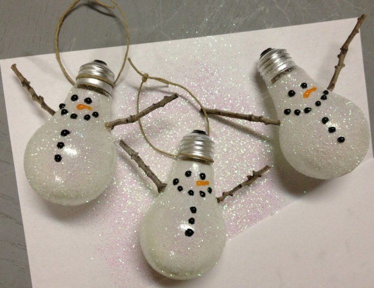 Ako ozdobu vianočného stromčeka môžete zo starých žiaroviek vyrobiť vtipných snehuliakov snehuliak-drotár-žiarovky-trblietky-prášok-motúzy-konáre-papier-list-farba