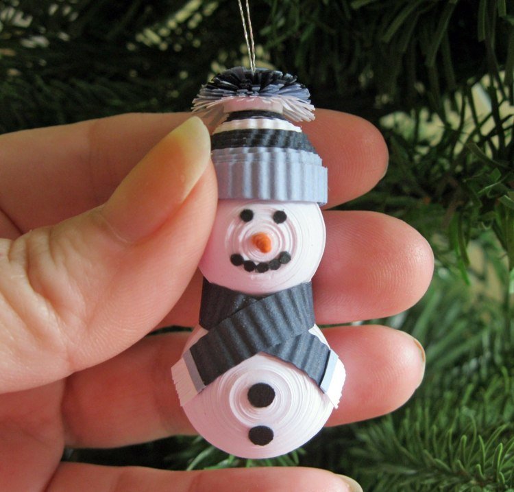 Drobného snehuliaka môžete vyrobiť z papiera technikou quilling snehuliak-drotár-papierové prúžky-ručné-jedľové-stromové-šperky-sivé-quillling