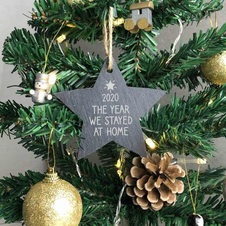 Vtipné ozdoby na vianočný stromček v podobe hviezdice z bridlice, na ktorú je možné písať kriedou