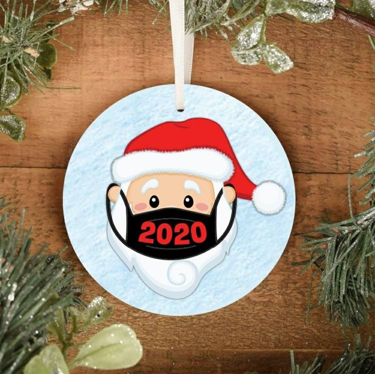 Santa Claus s ochrannou maskou na okrúhlom prívese na vianočný stromček