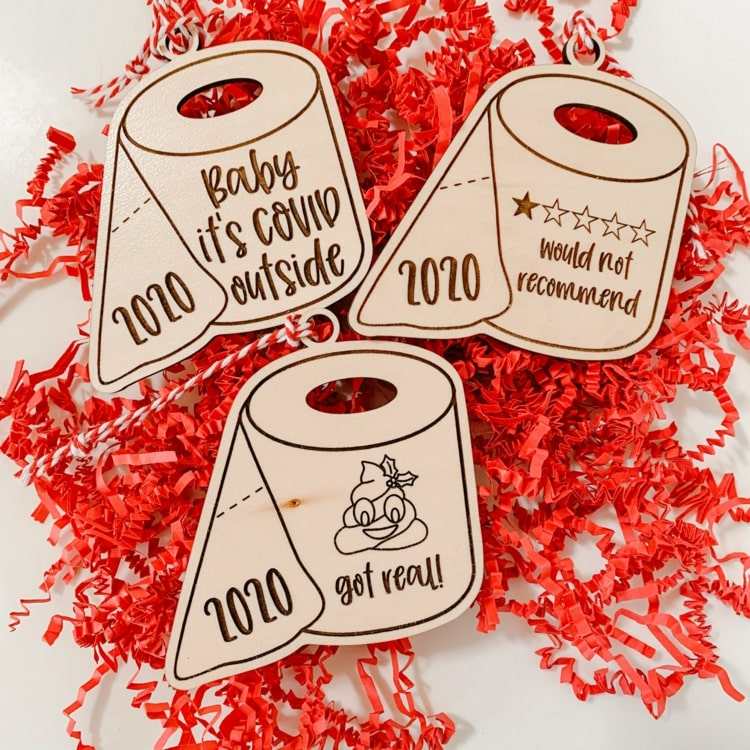 Vtipné ozdoby na vianočný stromček vyrobené z dreva vo forme toaletného papiera s gravírovaním