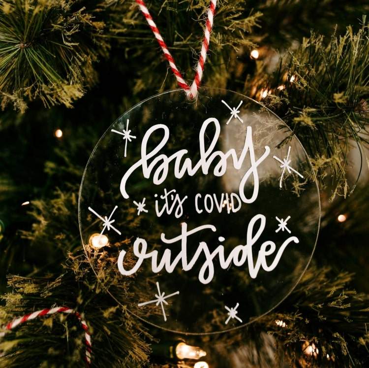 Zábavné dekorácie vianočného stromčeka so slovnou hračkou - Baby, vonku je Covid