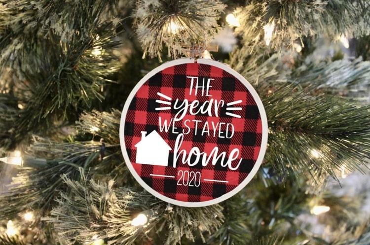 Vtipné ozdoby na vianočný stromček v drevenom ráme s károvanou tkaninou - Rok, kedy sme zostali doma