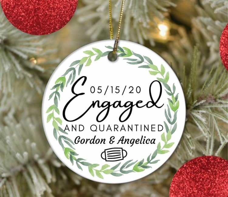Vtipné ozdoby na vianočný stromček k zásnubám 2020 - zasnúbené a v karanténe
