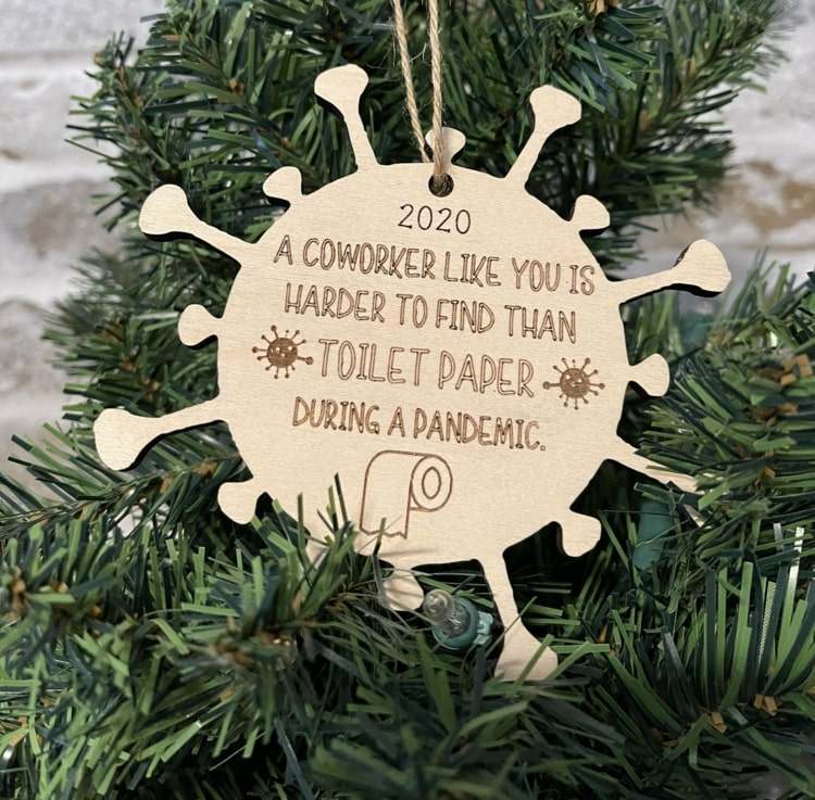 Vtipné ozdoby na vianočný stromček vyrobené z dreva ako darček pre kolegov - Corona a toaletný papier