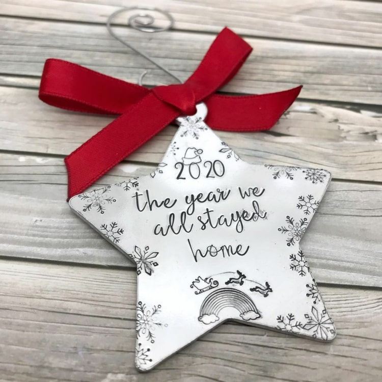 Pekná hviezda ako prívesok vo vintage štýle s červenou mašličkou