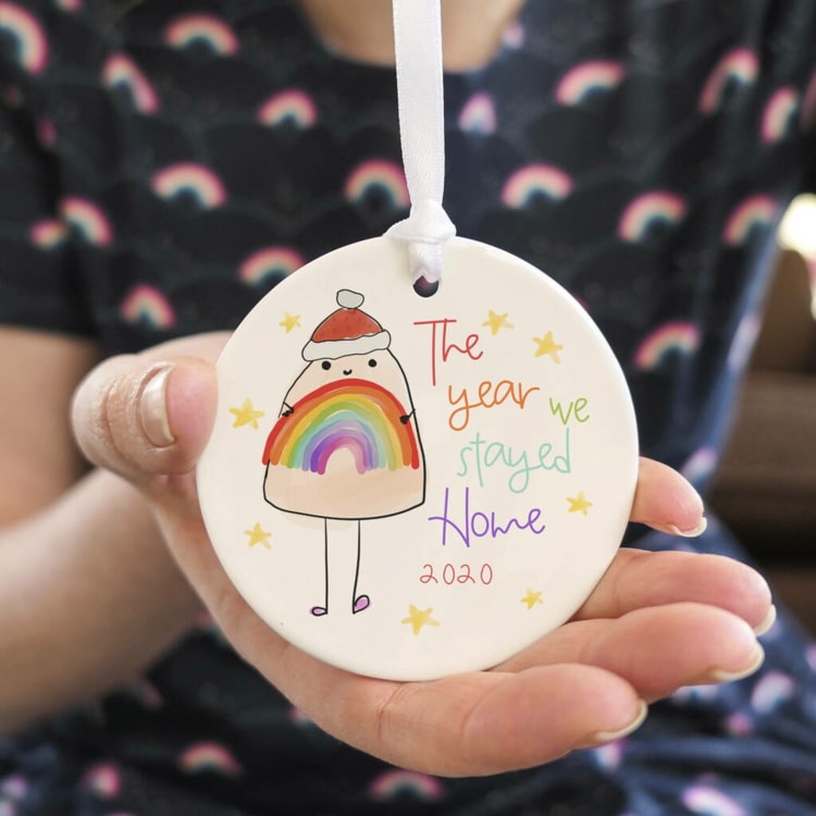 Výroba vlastnoručných príveskov na vianočný stromček - fantastická pripomienka roku 2020