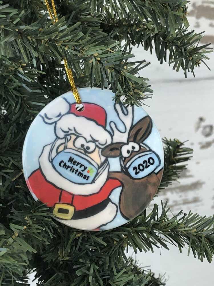 Prívesok na vianočný stromček so Santa Clausom, sobmi a maskou na tvár