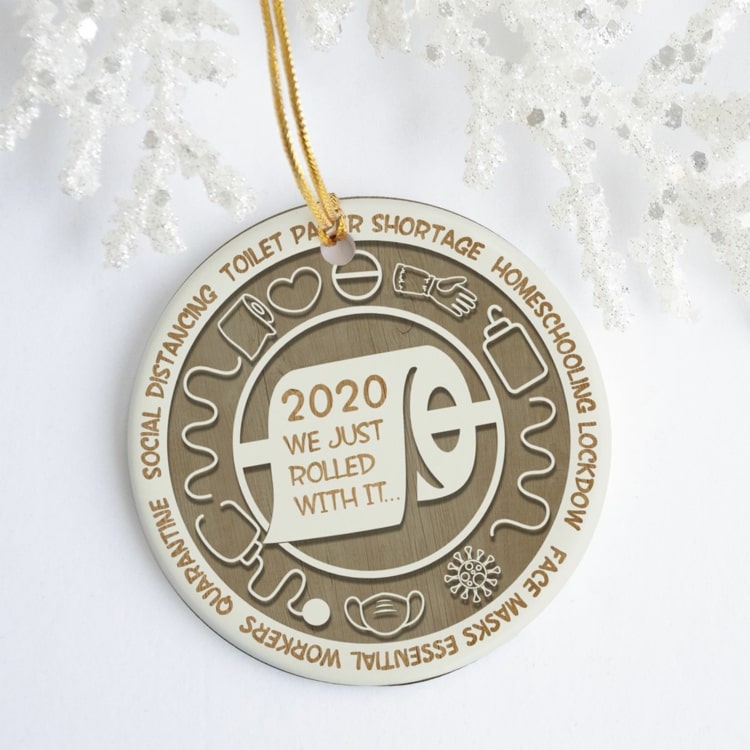 Zábavný drevený príves na tému Coronavirus 2020 so všetkými najdôležitejšími informáciami