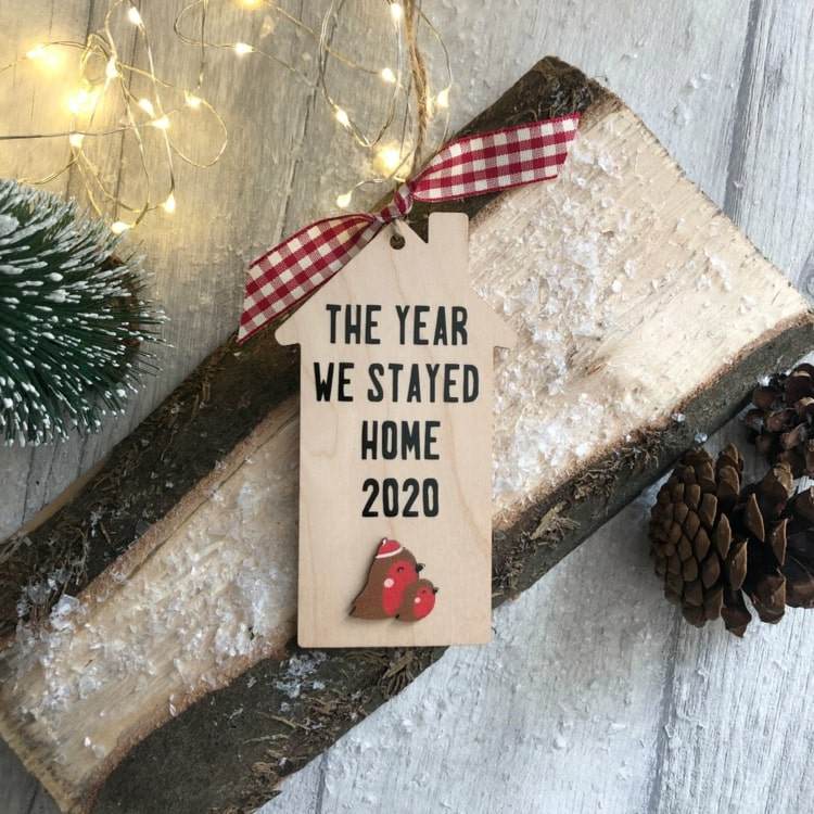 Vtipné ozdoby na vianočný stromček alebo visačky na darčeky z dreva v tvare domu s porekadlom