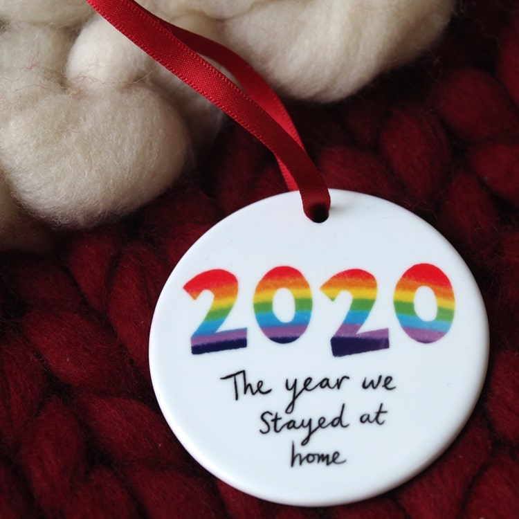 Zábavné ozdoby na vianočný stromček na tému koronavírusu vyrobené z remeselnej hliny