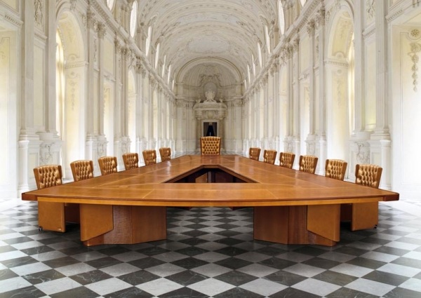 konferenčná miestnosť trojuholníkového stola s čiernou a bielou podlahou moderný kancelársky nábytok z Talianska