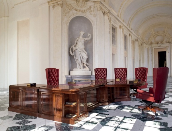 klasický kancelársky interiér červené kreslo drevený stôl kráľovský štýl v kancelárii