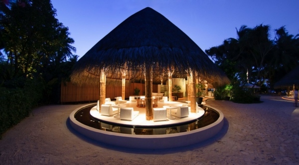 Večerný skupinový bar na Maldivách Skupinový bar v salóniku na Maldivách