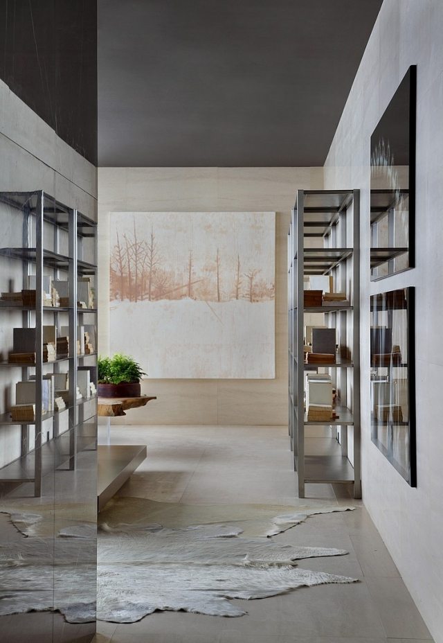 Dizajn chodby v neutrálnych farbách-strop z tmavého lakovaného betónu predsieň-skriňa-zrkadlo-dvere-kožušina-koberec-otvorená polica-obraz-stena-dekorácia