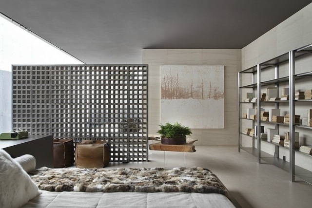 Útulný bytový textil v spálňach - zaliaty svetlom bez okna spálňa-mäkká-perina-kožená-taburetka-villa-deca-guilherme-torres