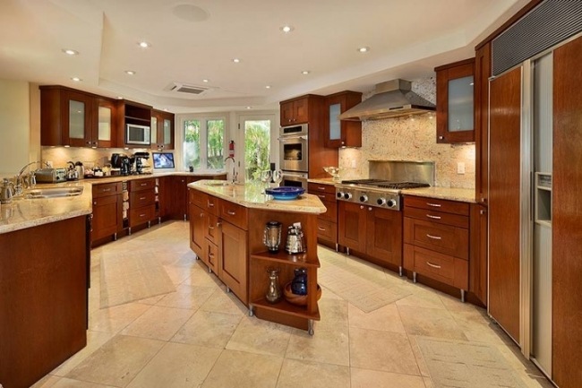 prázdninový dom prázdniny havaj priestranná kuchyňa drevená kuchynka ostrovček prázdninová vila na Havaji priestranná kuchyňa ostrovček z dreva